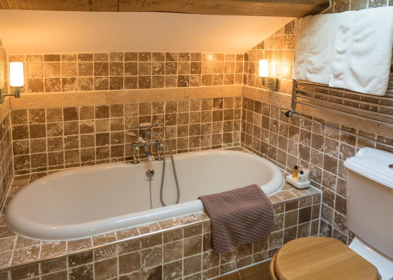 The Wayside And Whisky Barn Guest house 4*