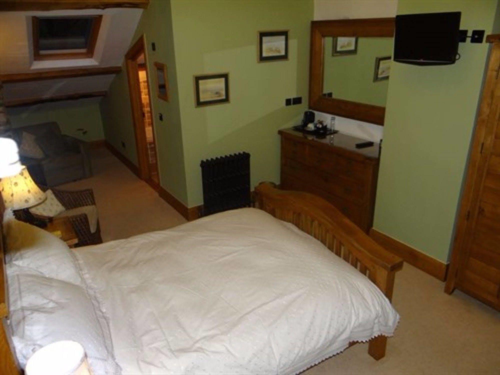 The Wayside And Whisky Barn 4*