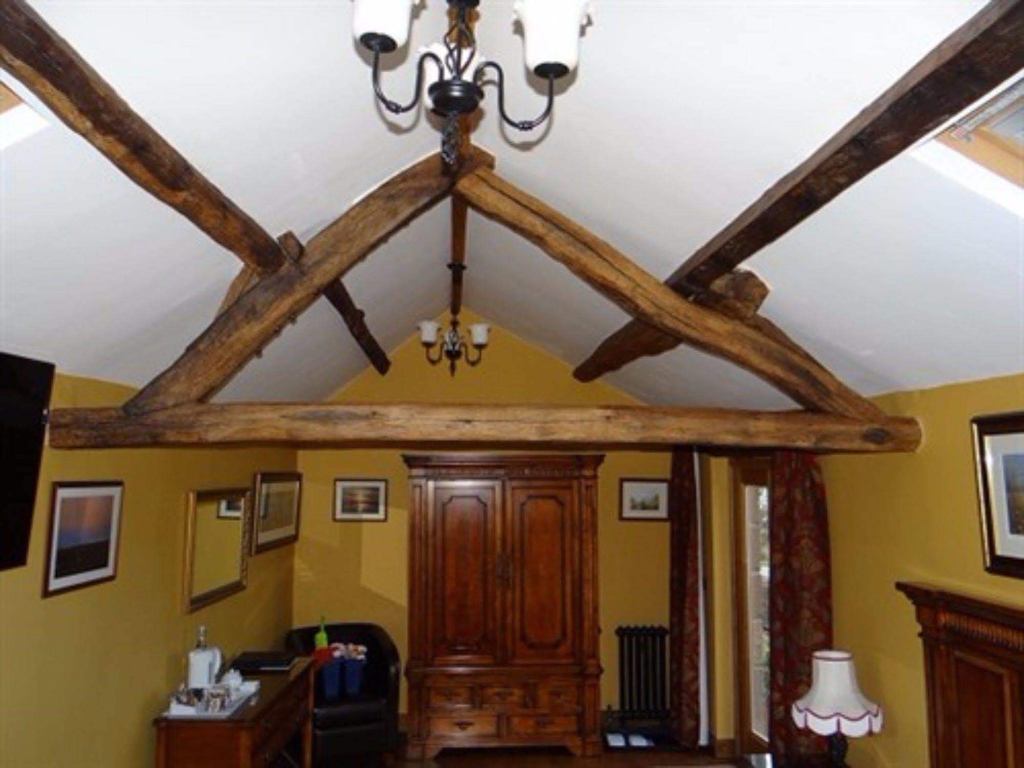 The Wayside And Whisky Barn 4*